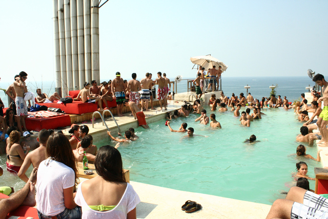 Thursdays pool party at Sun7